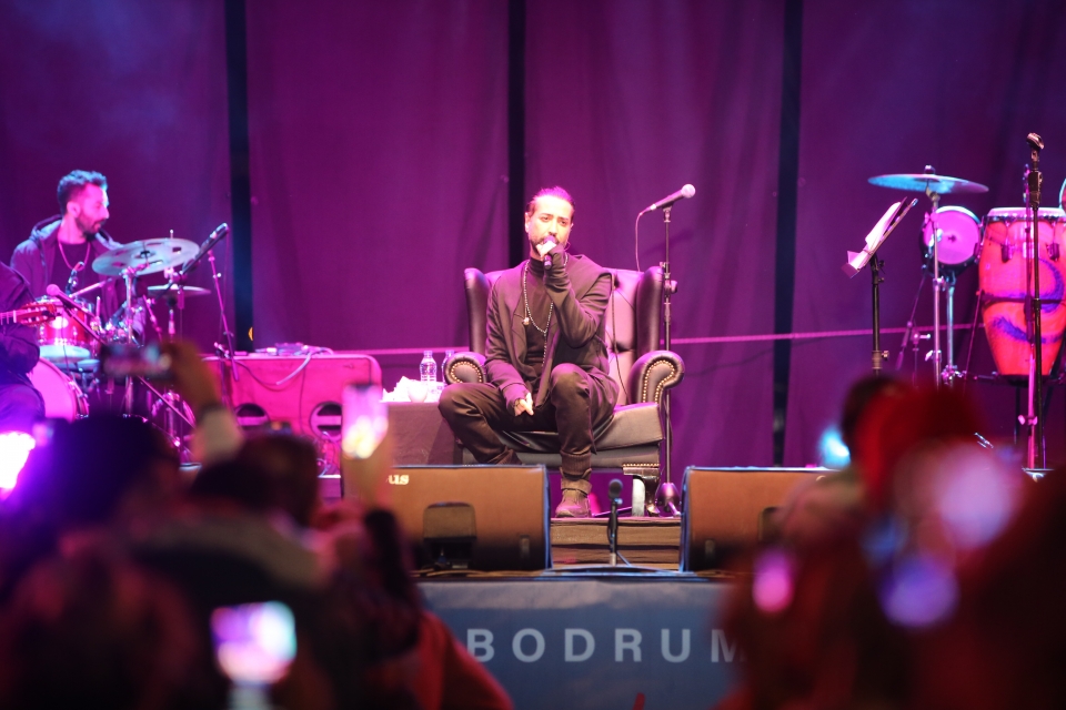 Şarkıcı Tan Taşcı, yılbaşı şenliği kapsamında Bodrum'da konser verdi