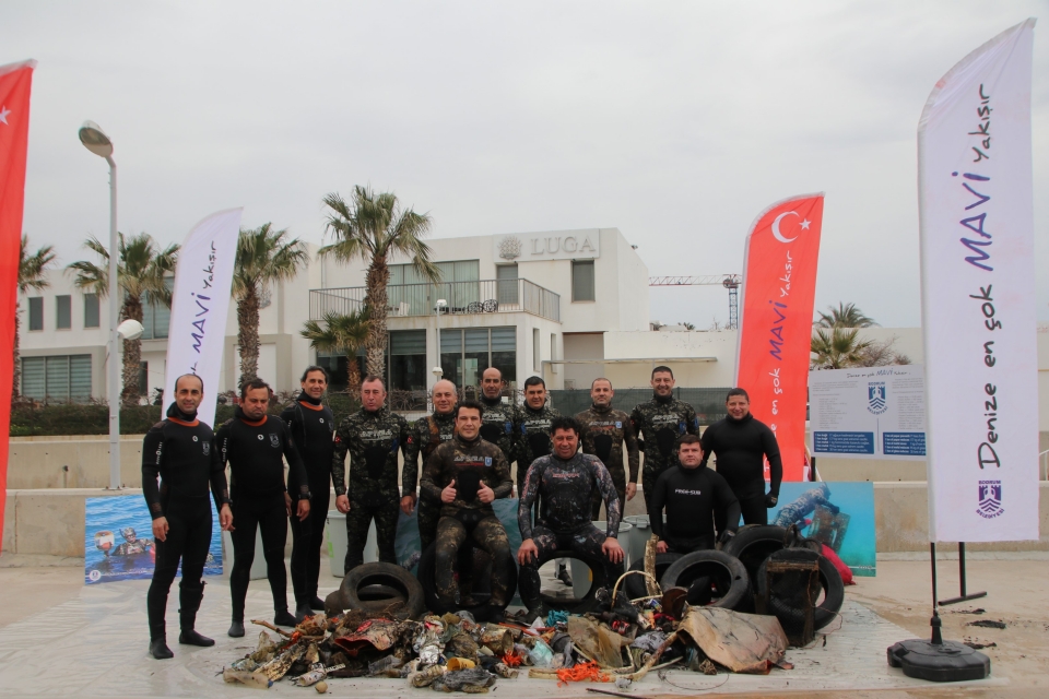 Bodrum'da öğrenciler kıyıyı, dalgıçlar denizi temizledi