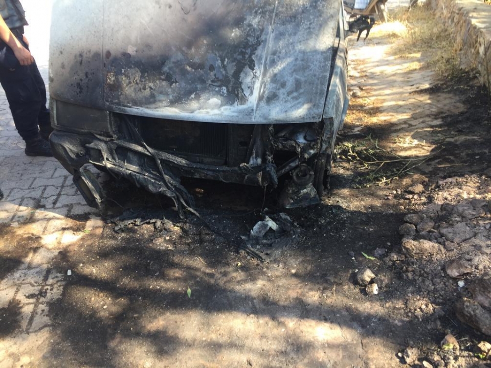 Bodrum'da otluk alanda başlayıp otomobile sıçrayan yangın söndürüldü