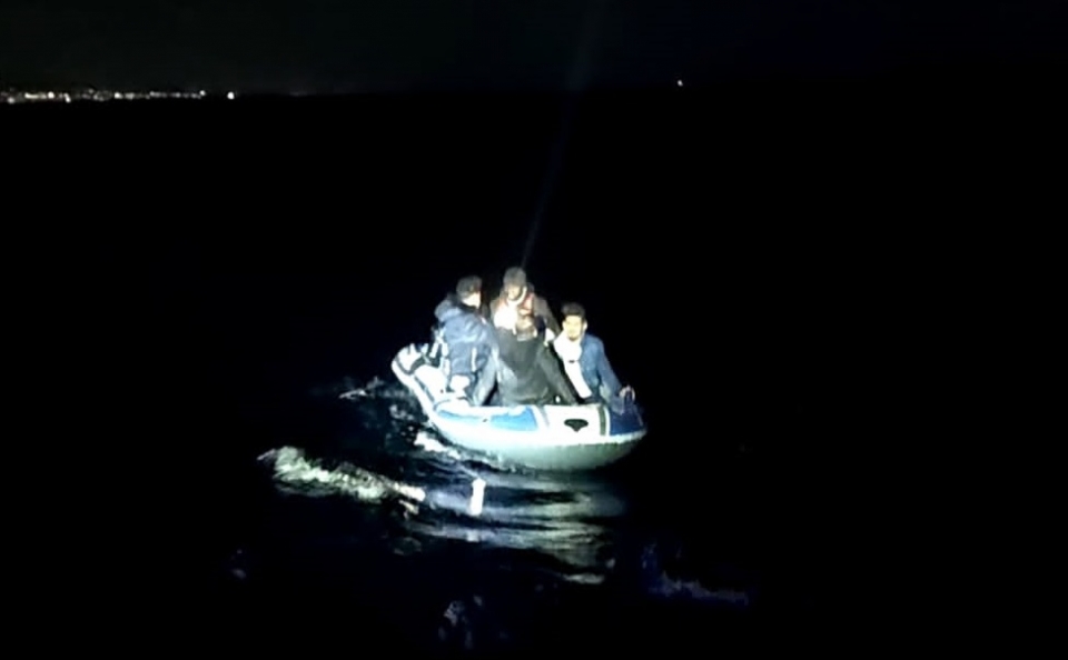 Bodrum açıklarında sürüklenen lastik bottaki 6 düzensiz göçmen kurtarıldı