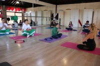 Özel öğrenciler pilates ve yoga yapıyor