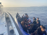 Bodrum açıklarında lastik bottaki 77 düzensiz göçmen kurtarıldı, 39 göçmen yakalandı