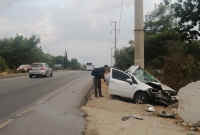 Kontrolden çıkıp beton direğe  çarpan otomobilin sürücüsü öldü