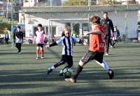 Futbol tutkunu ikiz kız kardeşler, erkek  futbol takımıyla antrenman yapıyor