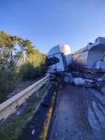 Tırla otomobilin çarpıştığı kazada 2 kişi yaralandı