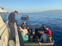 Bodrum açıklarında lastik bottaki 87 düzensiz göçmen kurtarıldı, 51 göçmen yakalandı