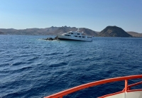 Bodrum açıklarında kayalıklara çarpan motoryatın kurtarılması için çalışmalar sürüyor