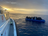 Bodrum açıklarında lastik bottaki 33 düzensiz göçmen kurtarıldı