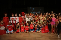 Bodrum'da yerli ve yabancı gruplar dans gösterisi sundu