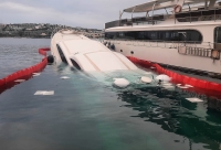 Bodrum'da bağlı olduğu iskelede su alan yatın bir bölümü battı