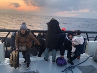 Lastik bottaki 32 düzensiz göçmen kurtarılarak karaya çıkarıldı.