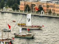 İstanbul Boğazı'ndan geçen Maximiles Black The Bodrum Cup filosu, Dolmabahçe Sarayı önünde anma töreni gerçekleştirdi