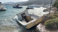 Bodrum'da fırtına nedeniyle bazı tekneler kayalıklara sürüklenip parçalandı, bazıları su aldı
