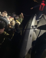 Lastik botta 16 düzensiz göçmen yakalandı