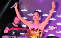 Sibel Tüzün yalın ayak konser verdi