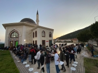 Bodrum'da bir imam, cami avlusunda iftar sofrası kuruyor