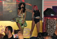 Rüzgardan mini eteği kalkan Hande Yener “Babaannemin donunu giydim, çok rahatım”